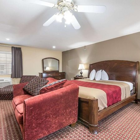 Econo Lodge Inn & Suites Брайънт Екстериор снимка