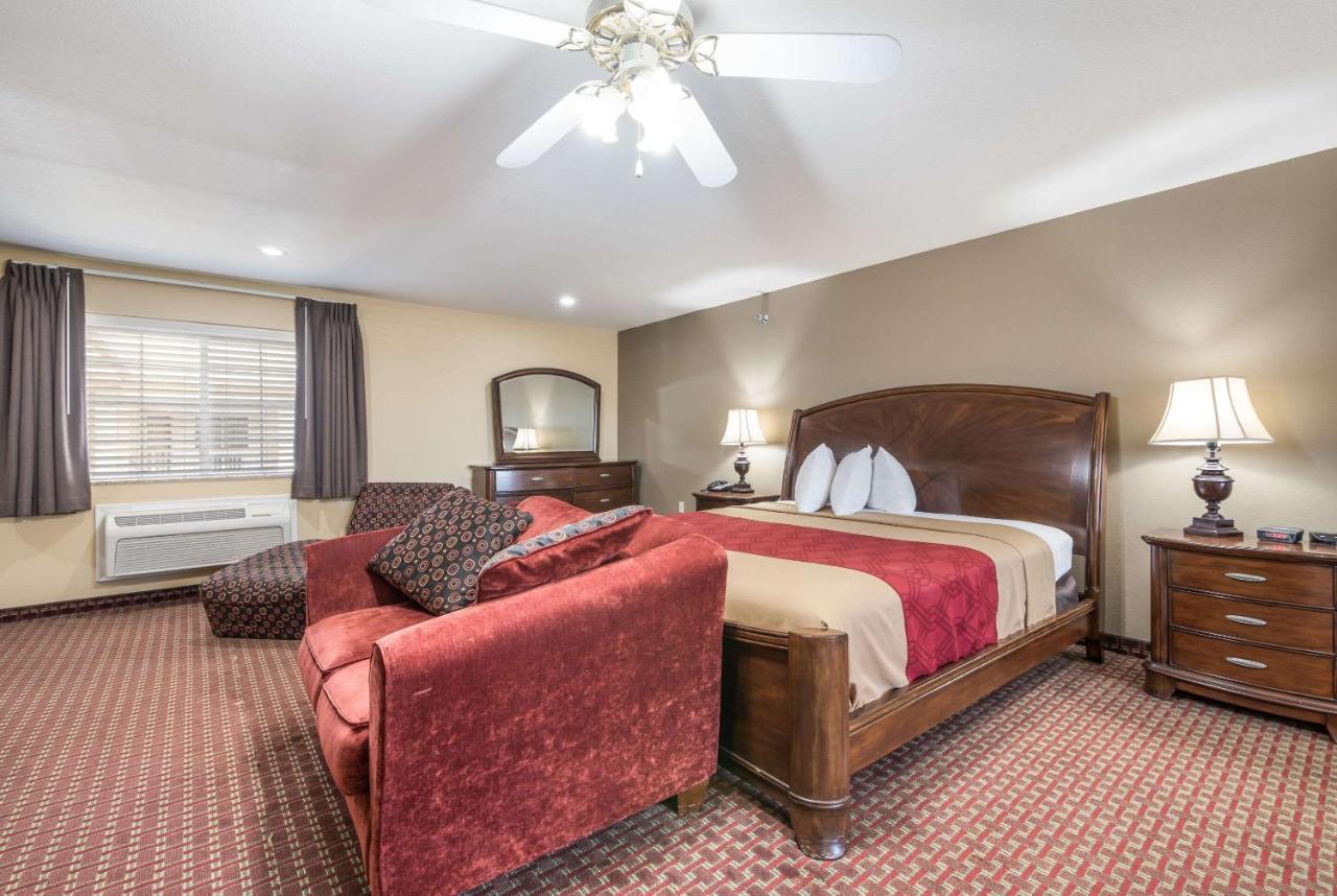 Econo Lodge Inn & Suites Брайънт Екстериор снимка