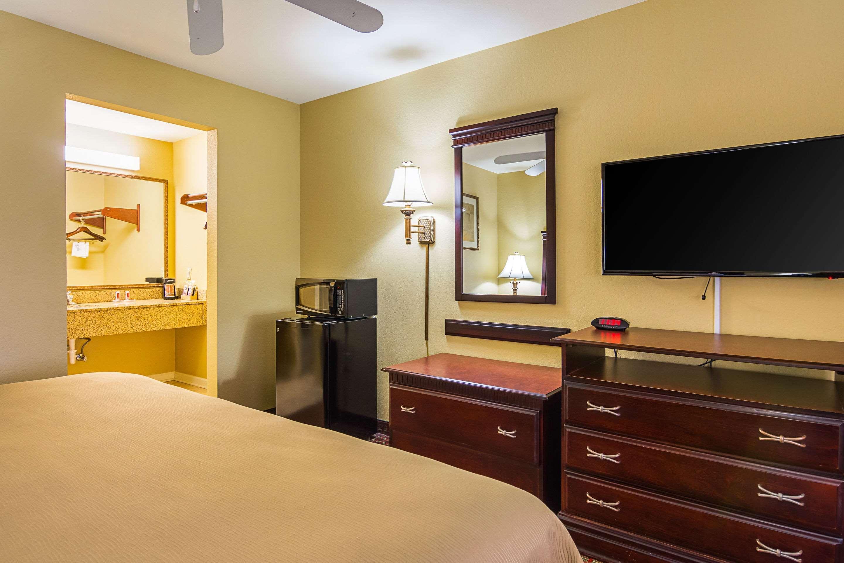 Econo Lodge Inn & Suites Брайънт Екстериор снимка