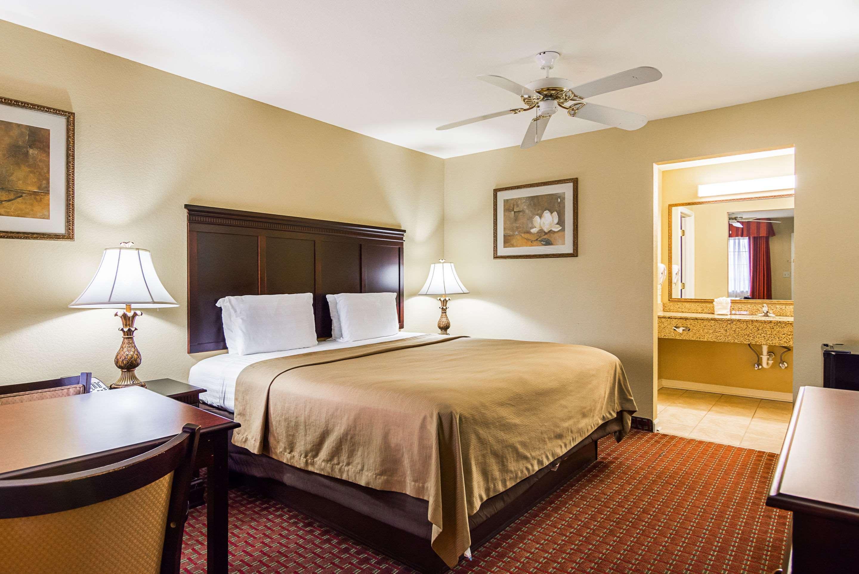 Econo Lodge Inn & Suites Брайънт Екстериор снимка