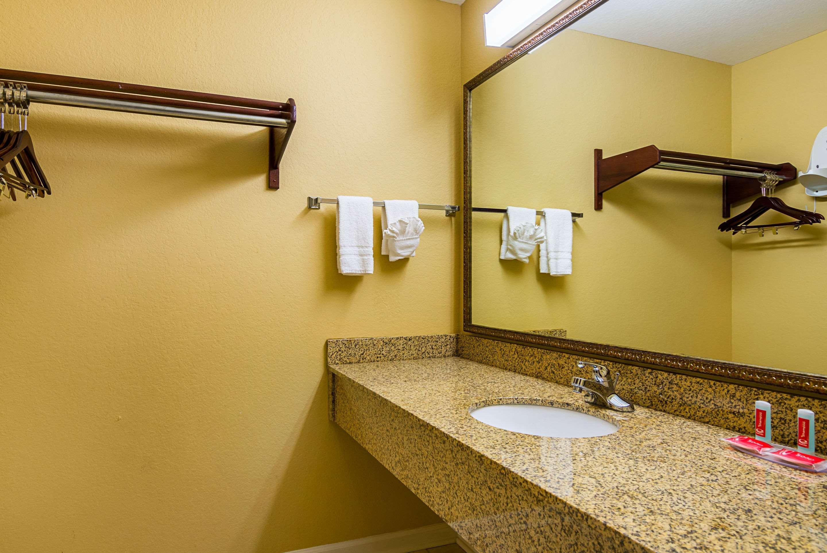 Econo Lodge Inn & Suites Брайънт Екстериор снимка