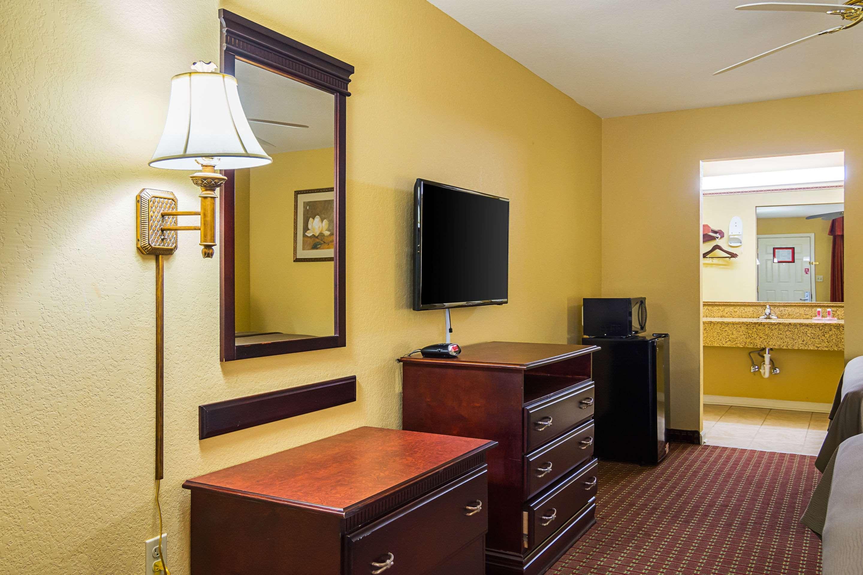 Econo Lodge Inn & Suites Брайънт Екстериор снимка
