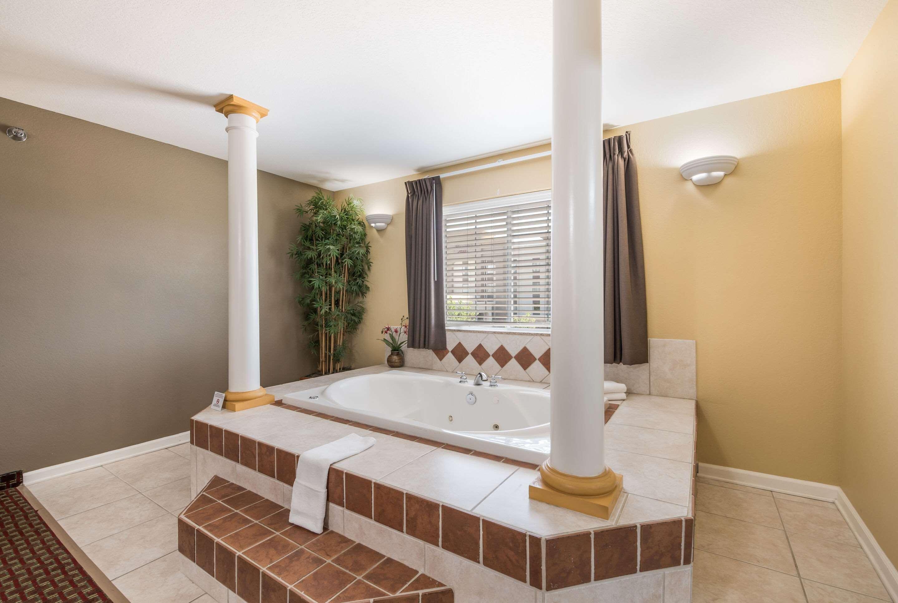 Econo Lodge Inn & Suites Брайънт Екстериор снимка