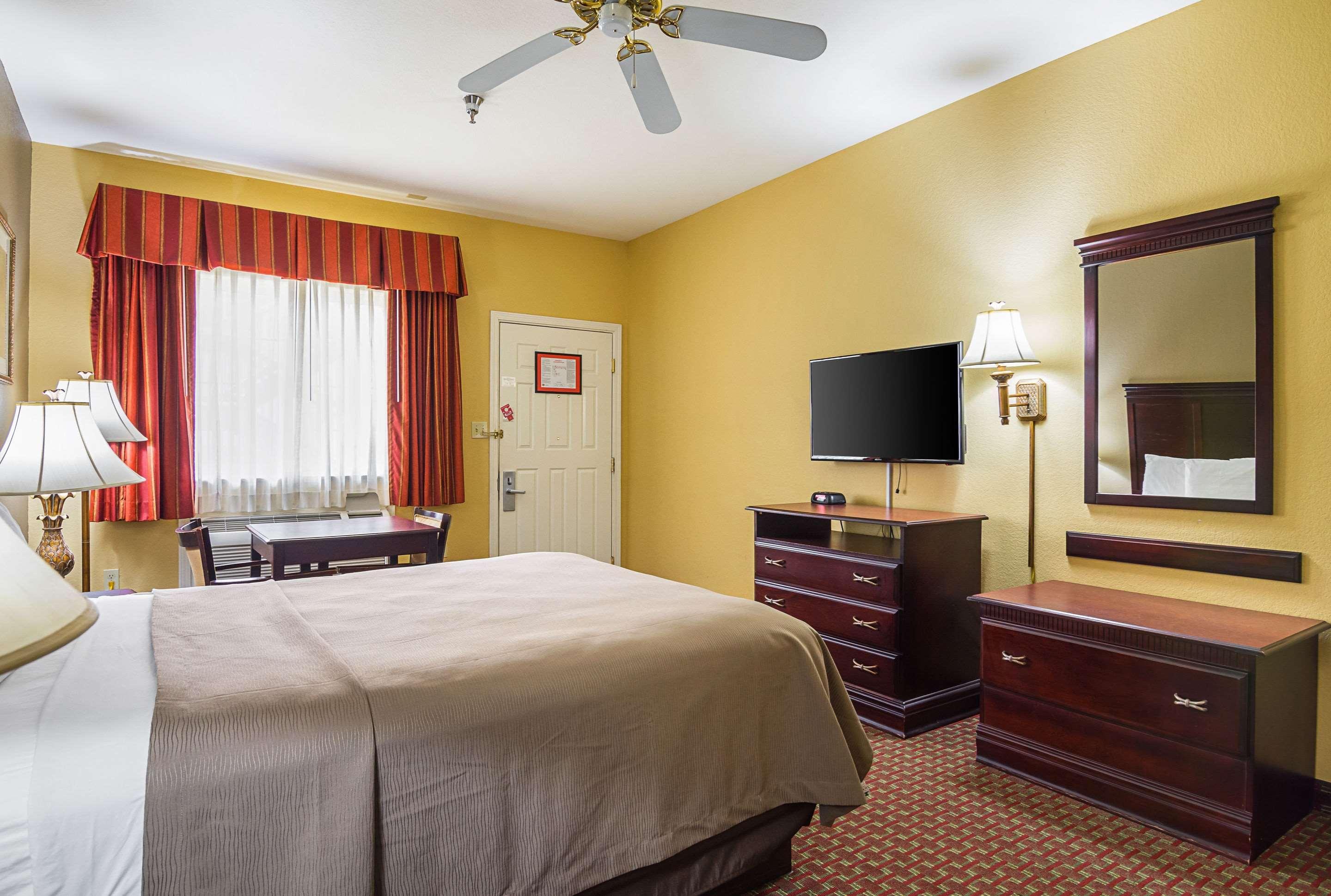 Econo Lodge Inn & Suites Брайънт Екстериор снимка
