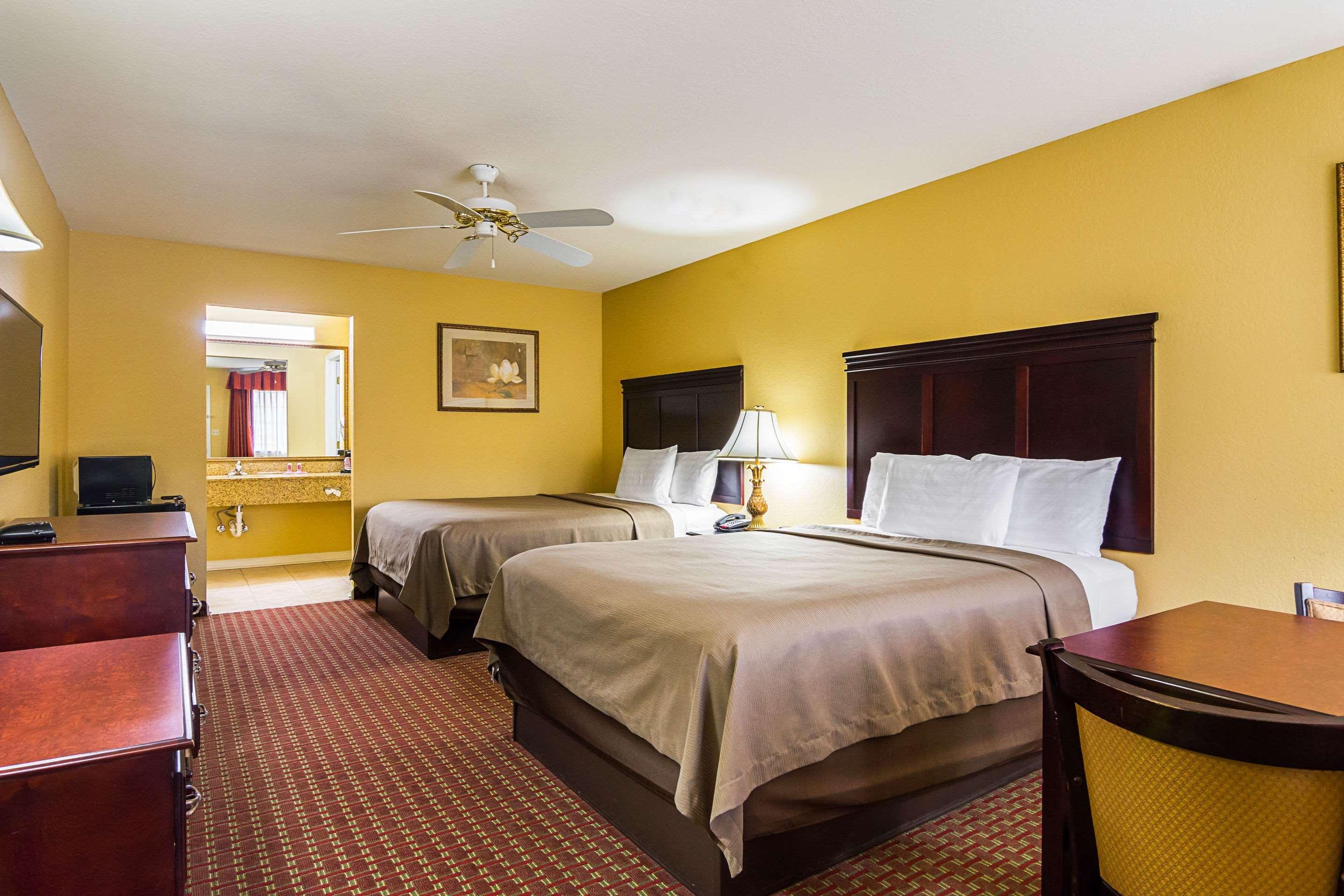 Econo Lodge Inn & Suites Брайънт Екстериор снимка