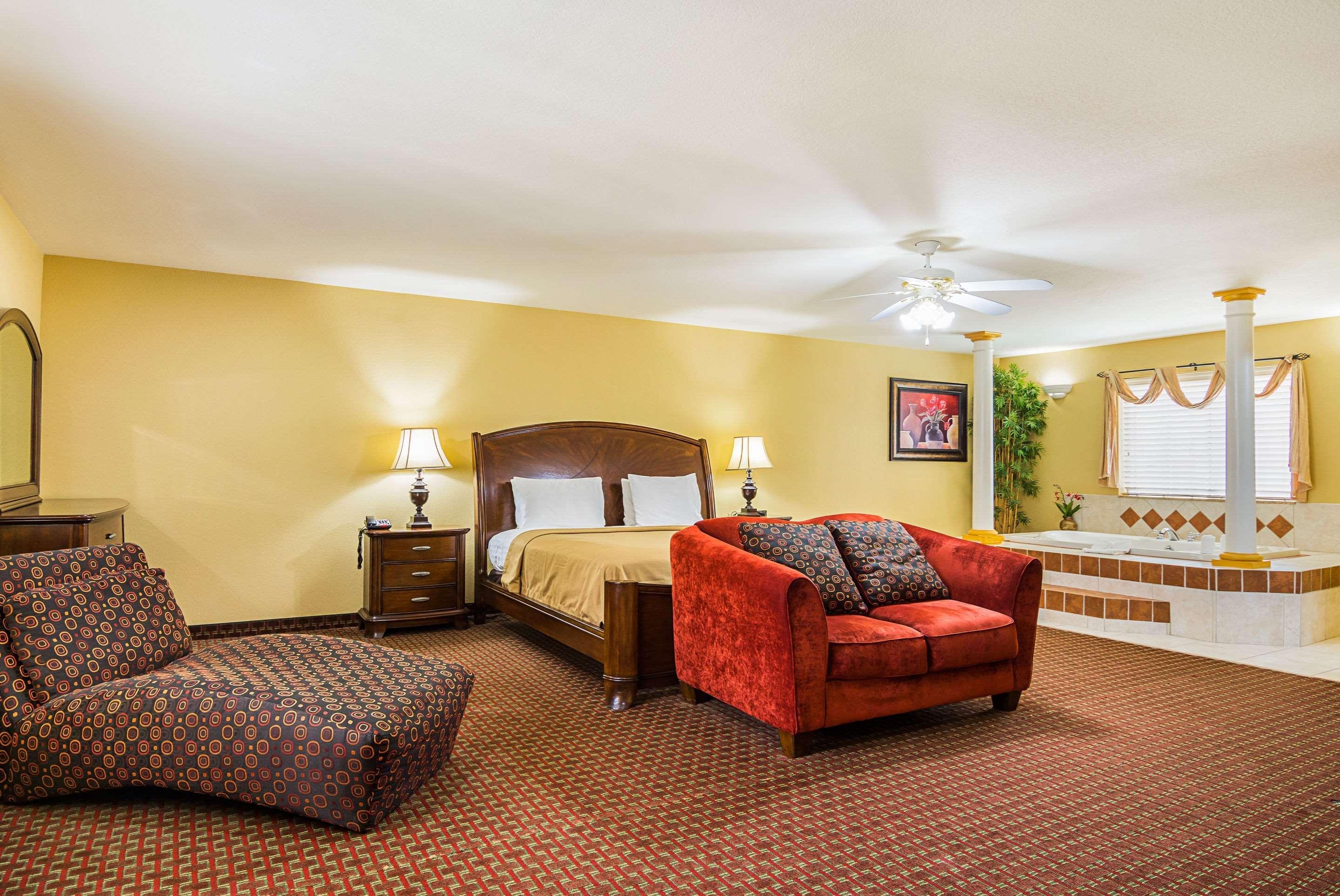 Econo Lodge Inn & Suites Брайънт Екстериор снимка