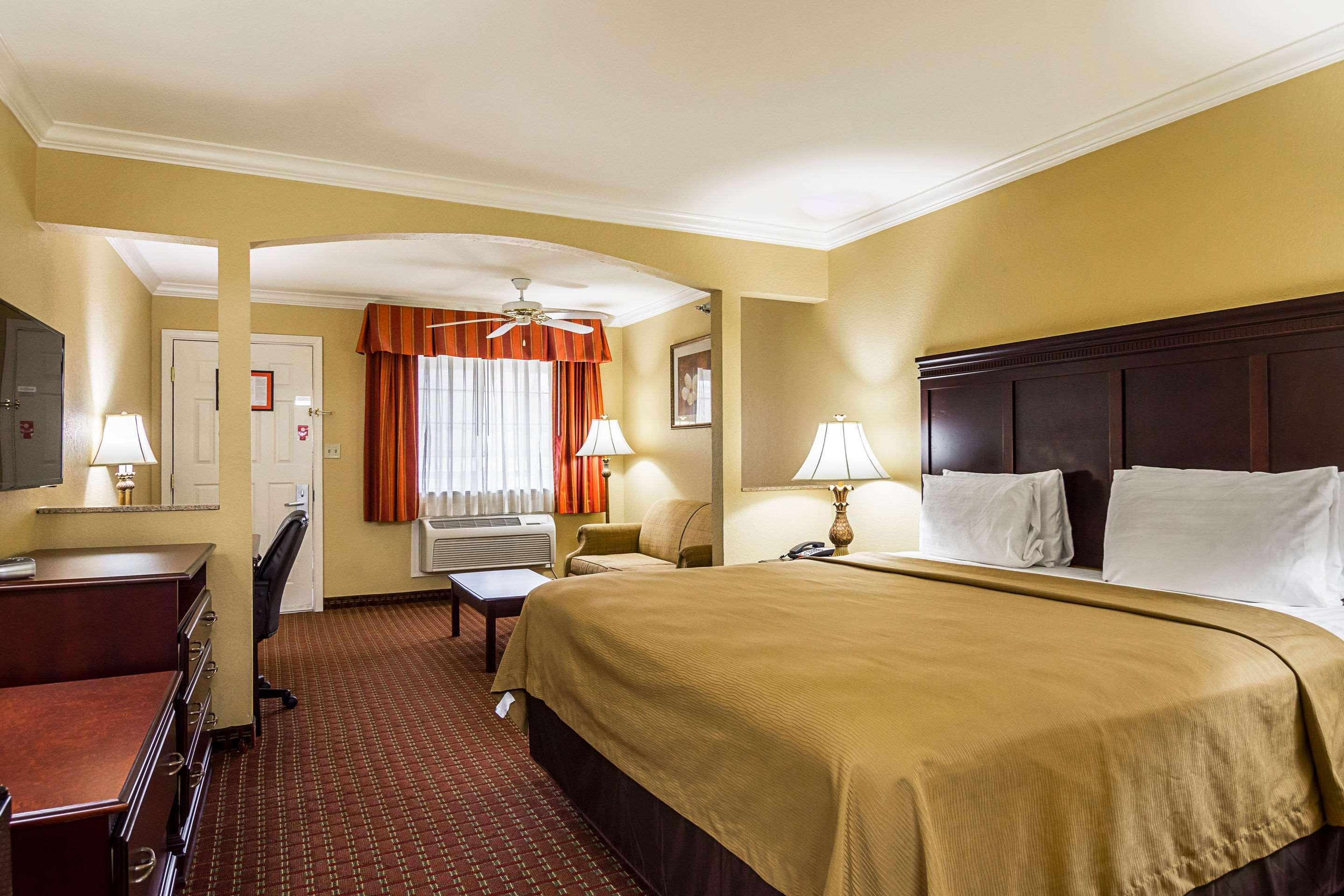 Econo Lodge Inn & Suites Брайънт Екстериор снимка