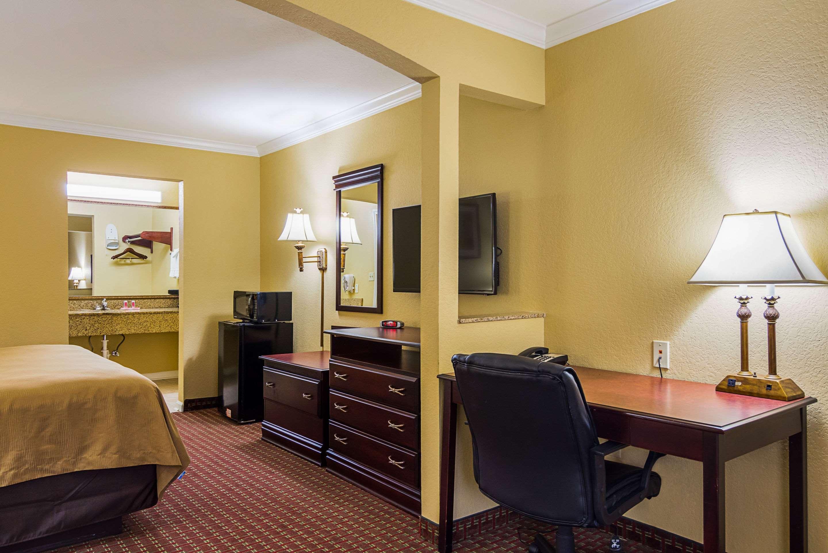 Econo Lodge Inn & Suites Брайънт Екстериор снимка